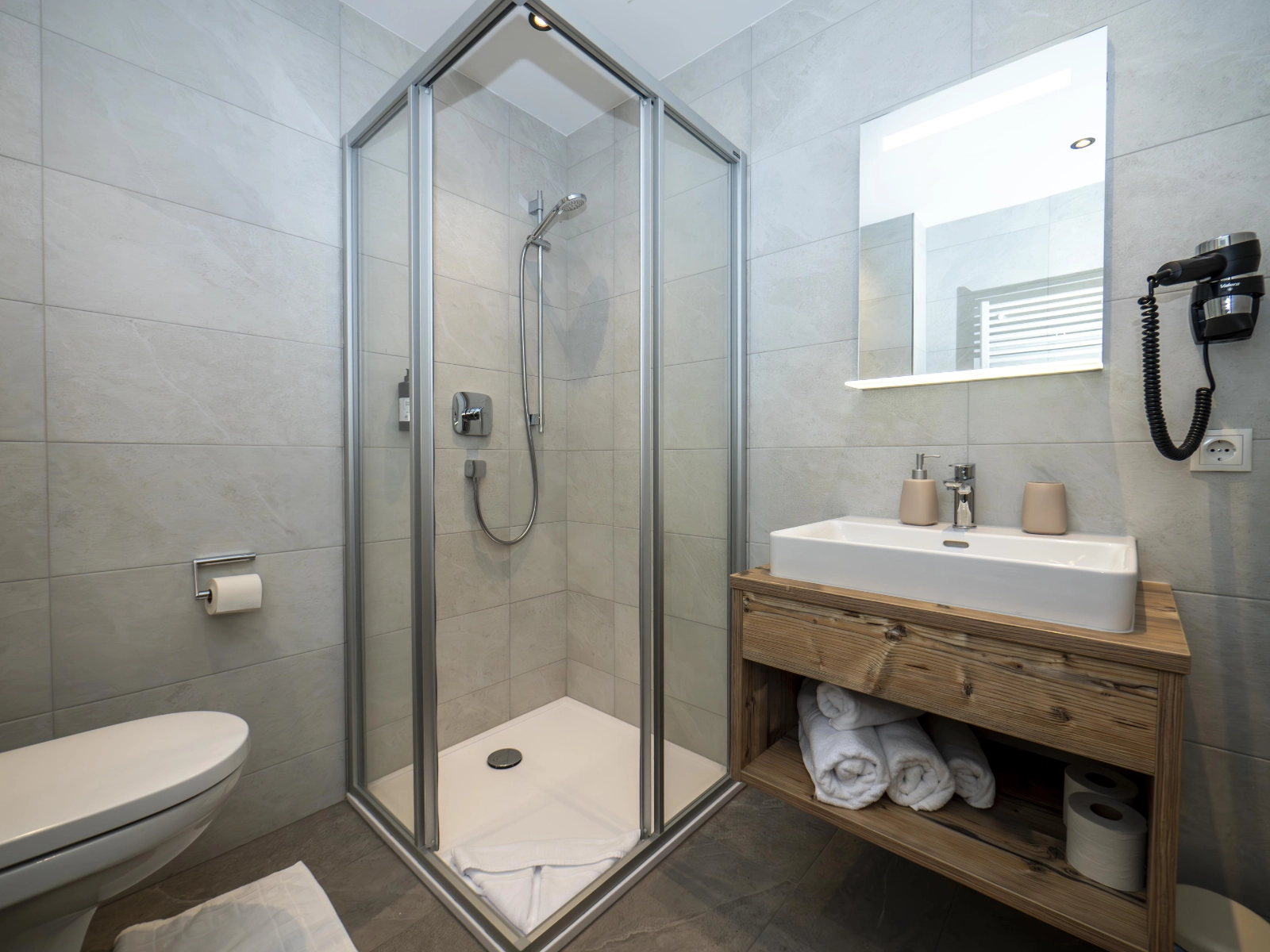 Dreibettzimmer Pension Kohler Badezimmer